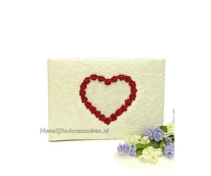 formaat hemel voormalig Gastenboek met een hart van rode papier roosjes - Huwelijks Accessoires
