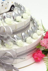 Bruiloft bedankjes taart met ivoor roosjes en zilver hartjes