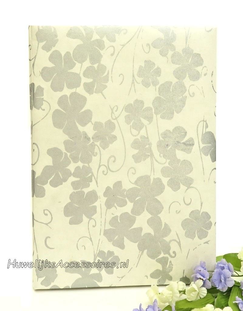 Prachtige gastenboek met zilver bloemen op de kaft