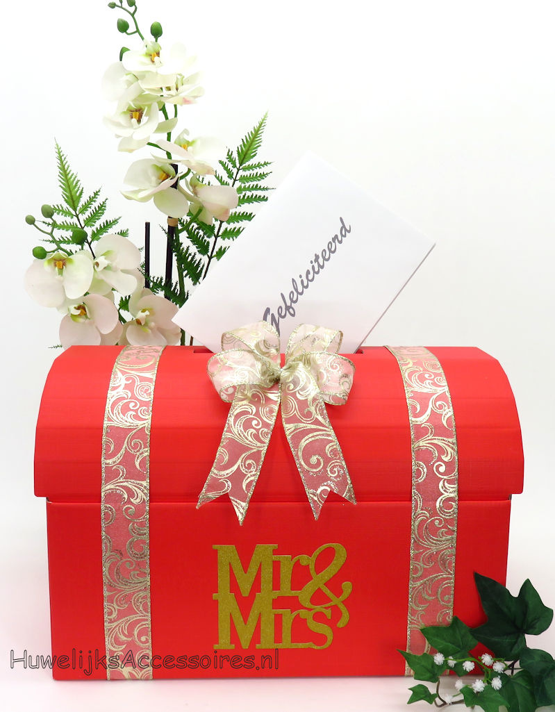 Mr & Mrs rood huwelijks enveloppendoos versierd met goud lint
