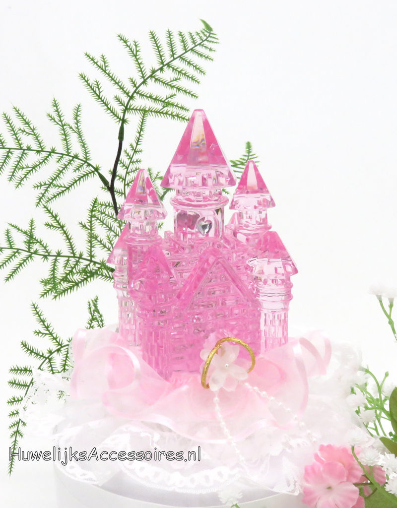 Disney Roze kristal kasteel op een witte kant ondergrond taarttopper