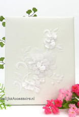 Ivoor gastenboek met wit geborduurde bloemen