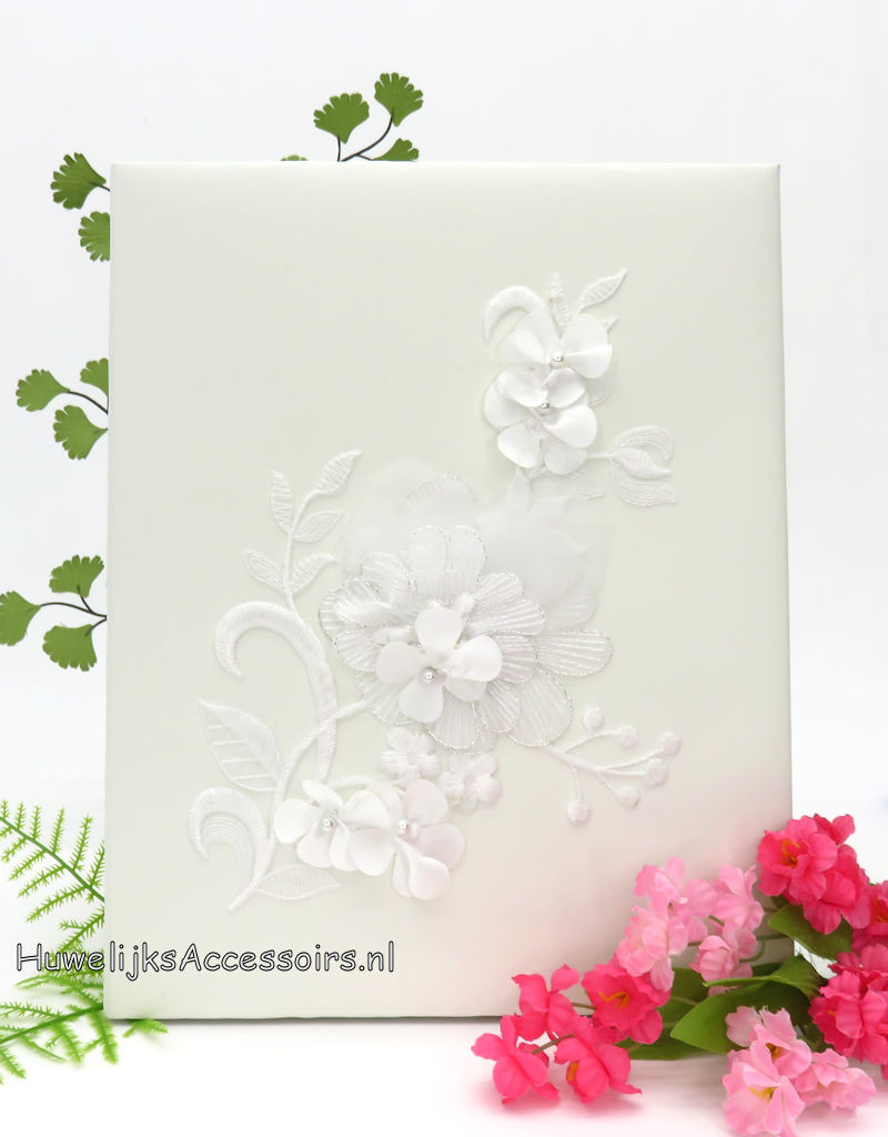 Ivoor gastenboek met wit geborduurde bloemen