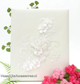 Ivoor bruiloft gastenboek met witte bloemen