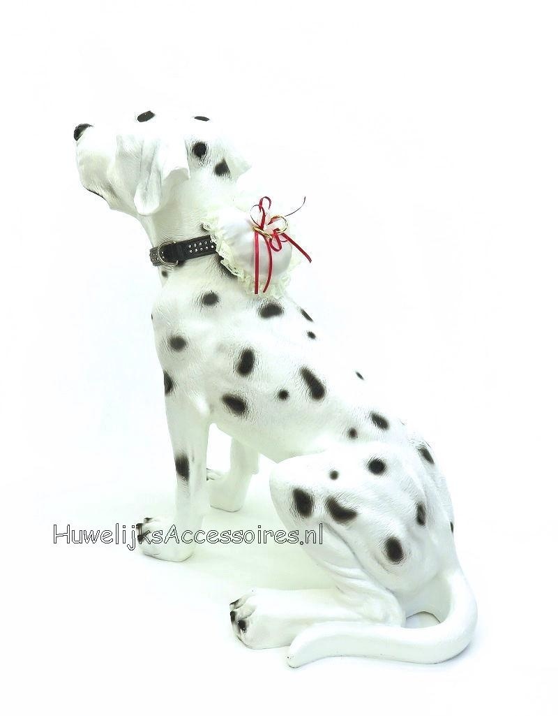 Ringkussentje voor je hond versierd met witte lint en gouden ringen