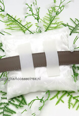 Ringkussen voor de hond versierd met rode lint en kant