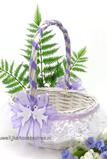 Witte rieten bloemenmandje met witte kant en lila lint