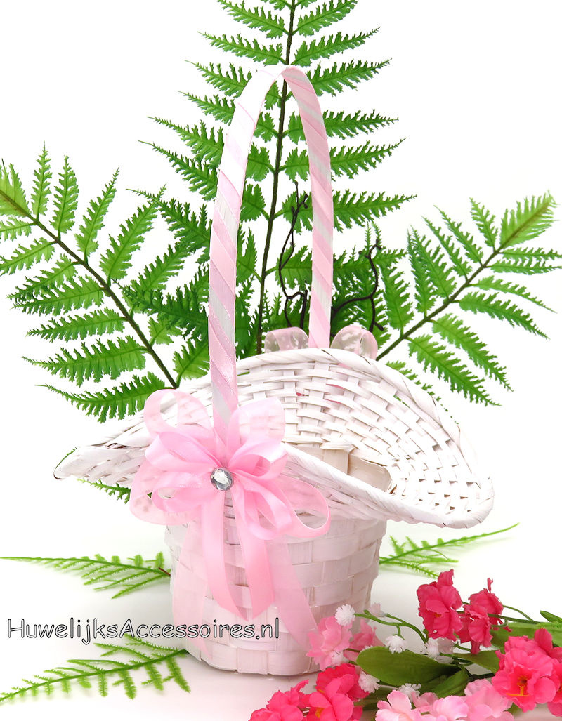 Witte rieten strooimandje versierd met licht roze organza en lint