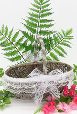 Prachtige ovale rieten bloemenmandje met witte kant en parels