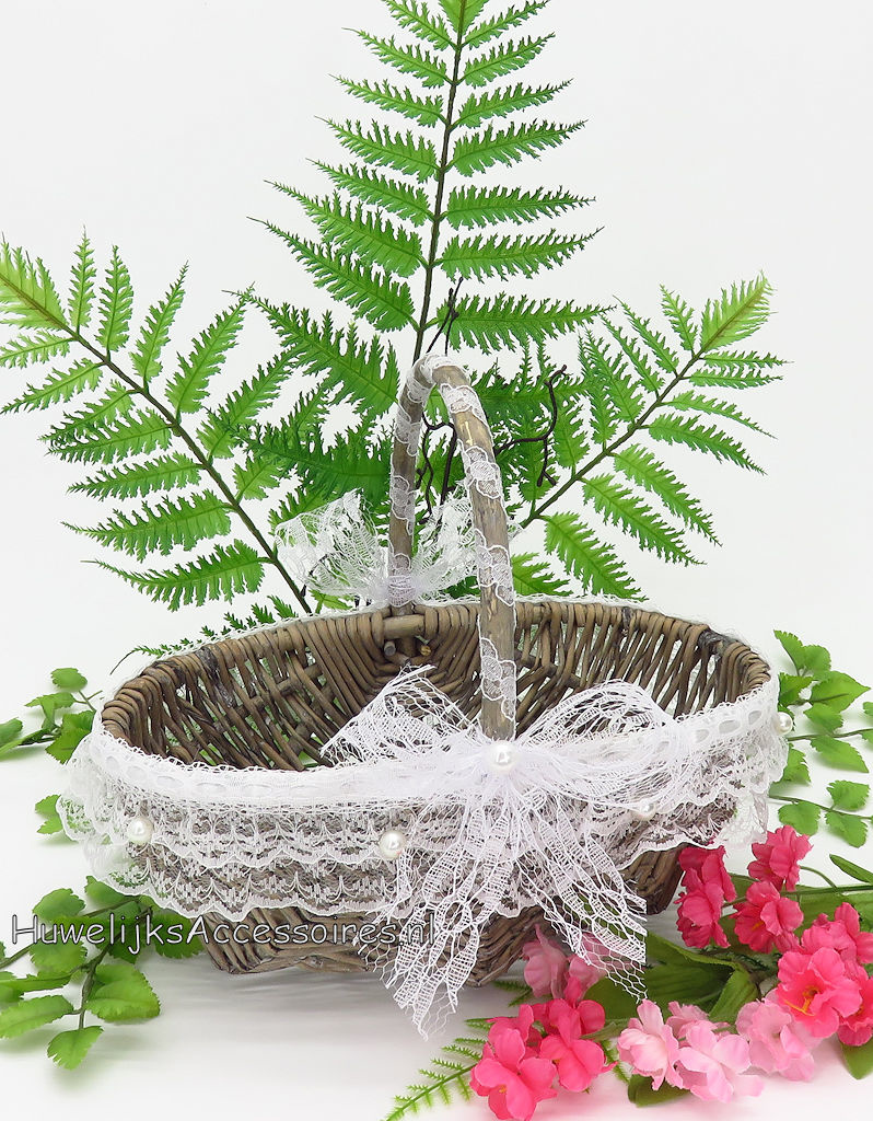 Prachtige ovale rieten bloemenmandje met witte kant en parels