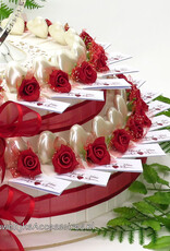 Disney Huwelijks bedankjestaart met rode roosjes en ivoren hartjes