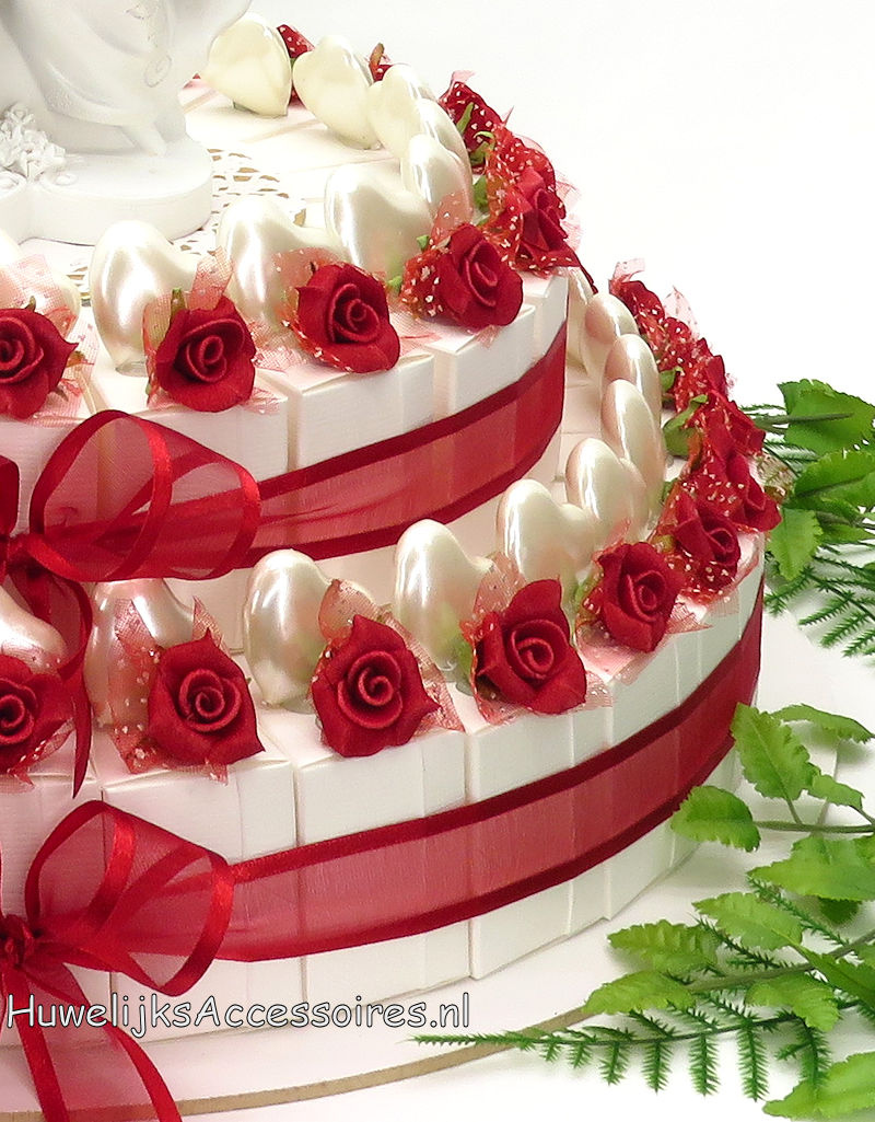 Bruiloft bedankjes taart met rode roosjes en ivoren hartjes
