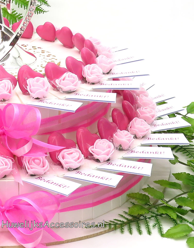 Bruidssuiker bedankjes met roze roosjes en fuchsia hartjes