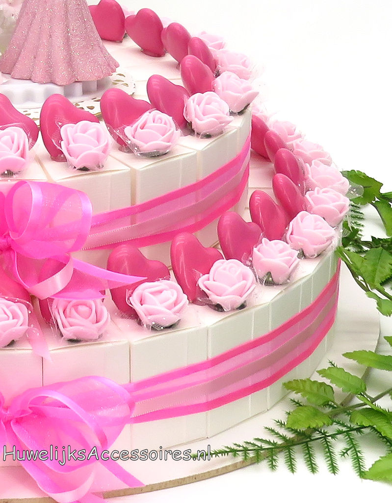 Disney Disney huwelijksbedankjes taart met roze roosjes en fuchsia hartjes