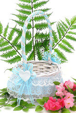 Witte rieten bloemenmandje versierd met blauw en wit kant