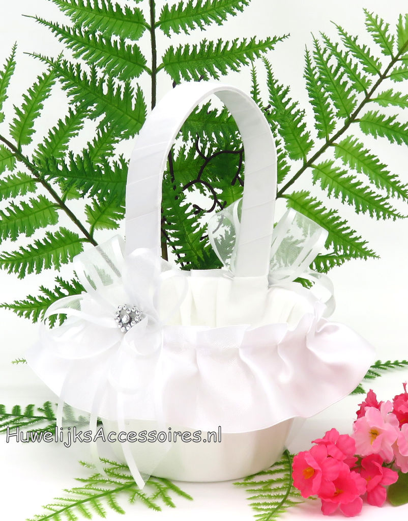 Ronde witte bloemenmandje bekleed met satijn en organza