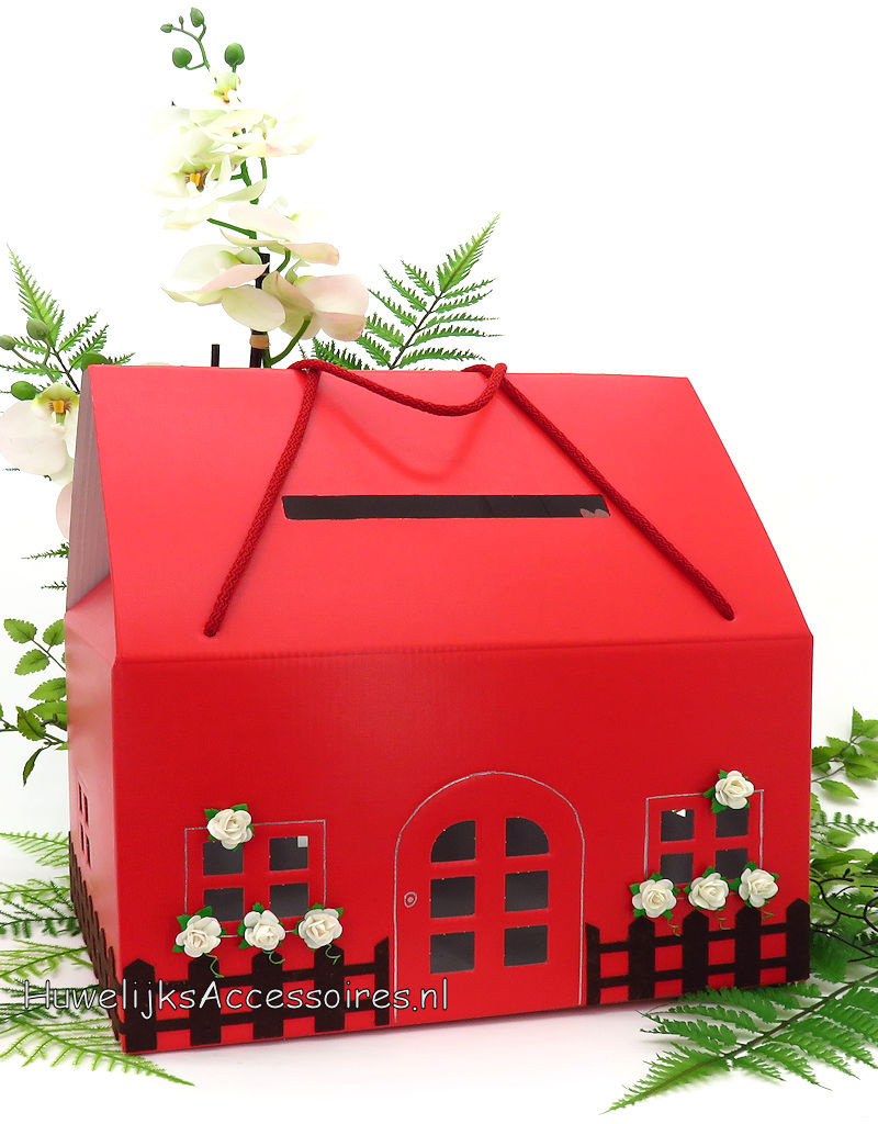 Rode 'huisje' enveloppendoos versierd met witte bloemen