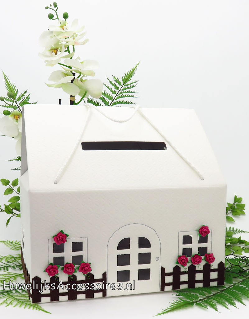 Witte 'huisje' enveloppendoos versierd met fuchsia bloemen