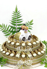 Huwelijksbedankjes taart versierd met ivoor roosjes en gouden hartjes