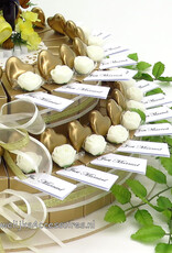 Huwelijksbedankjes taart versierd met ivoor roosjes en gouden hartjes