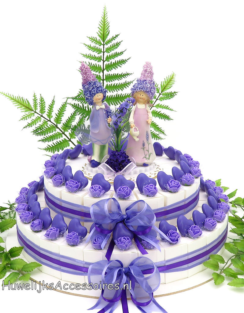 Huwelijksbedankjes taart versierd met violet roosjes en paars hartjes