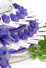 Huwelijksbedankjes taart versierd met violet roosjes en paars hartjes
