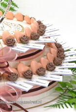 Trouwbedankjes taart versierd met koffie roosjes en perzik hartjes