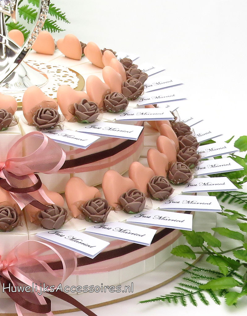 Trouwbedankjes taart versierd met koffie roosjes en perzik hartjes