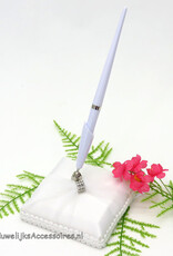 Receptie pen en houder bekleed met een witte satijn en organza