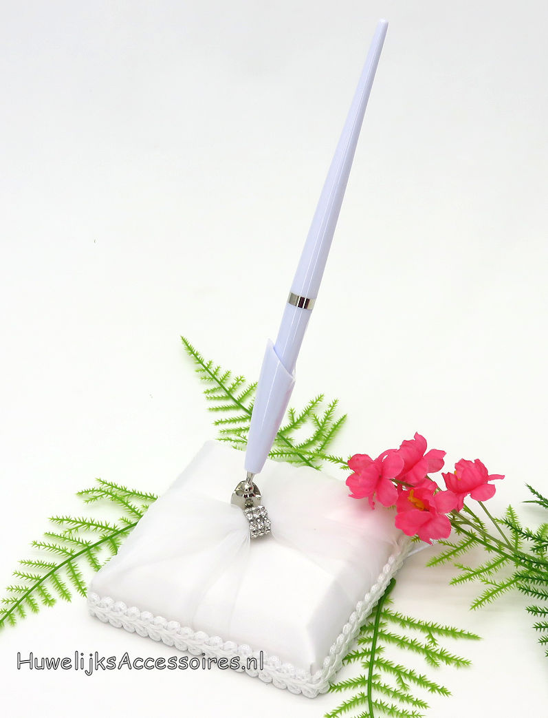 Receptie pen en houder bekleed met een witte satijn en organza