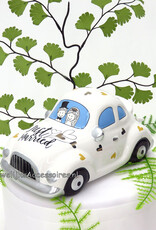 Een 'Just Married' bruidspaar in een witte bruidsauto taart topper