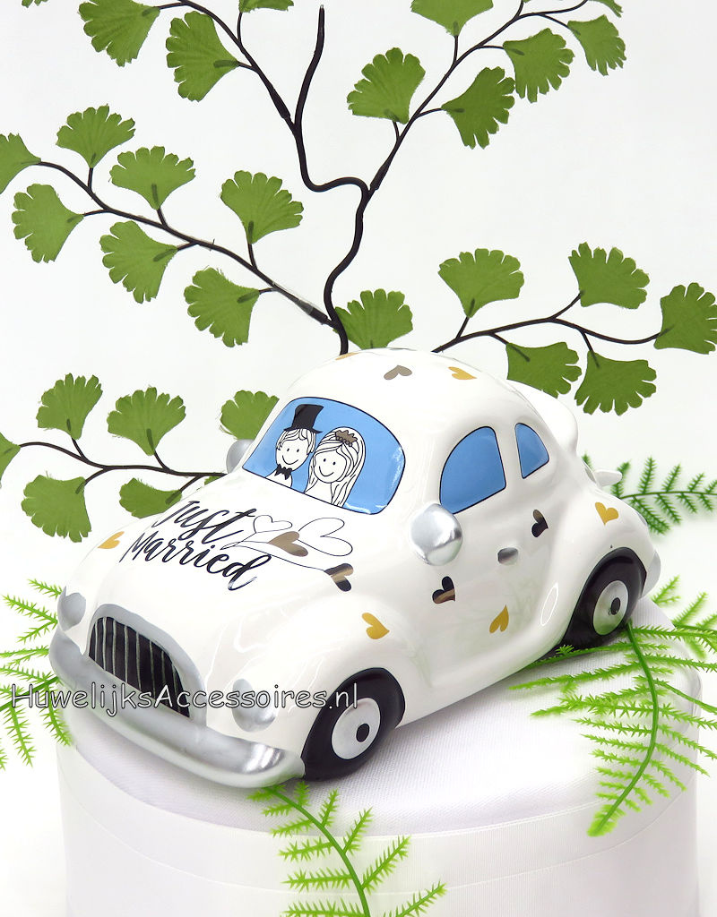 Een 'Just Married' bruidspaar in een witte bruidsauto taart topper