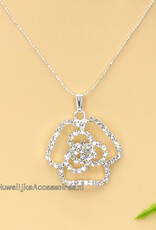 Zilveren halsketting met een mooie strass stenen bloem pendant