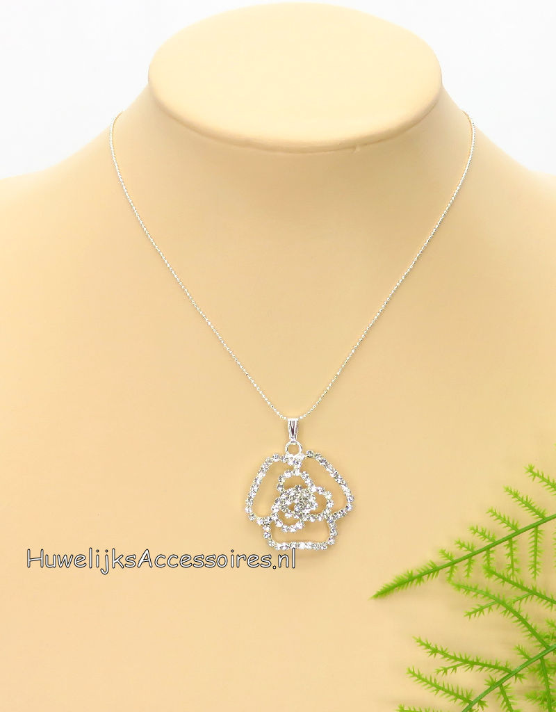 Zilveren halsketting met een mooie strass stenen bloem pendant