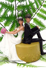Bruidspaar zitten samen op een ronde poef taarttopper