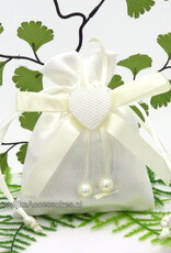 Ivoor satijnen zakje met parel hartje en bruidsuiker