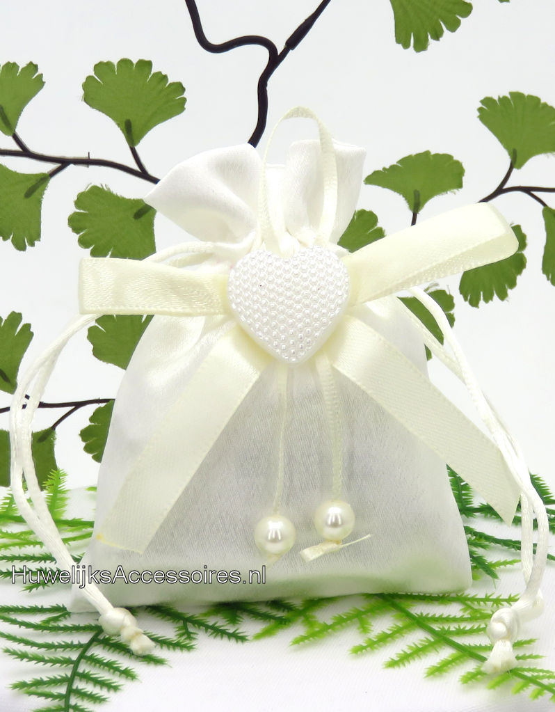 Ivoor satijnen zakje met parel hartje en bruidsuiker