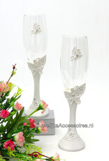 Bruiloft champagneglazen met witte vlinders