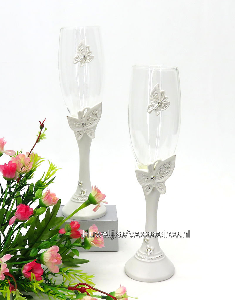 Bruiloft champagneglazen met witte vlinders