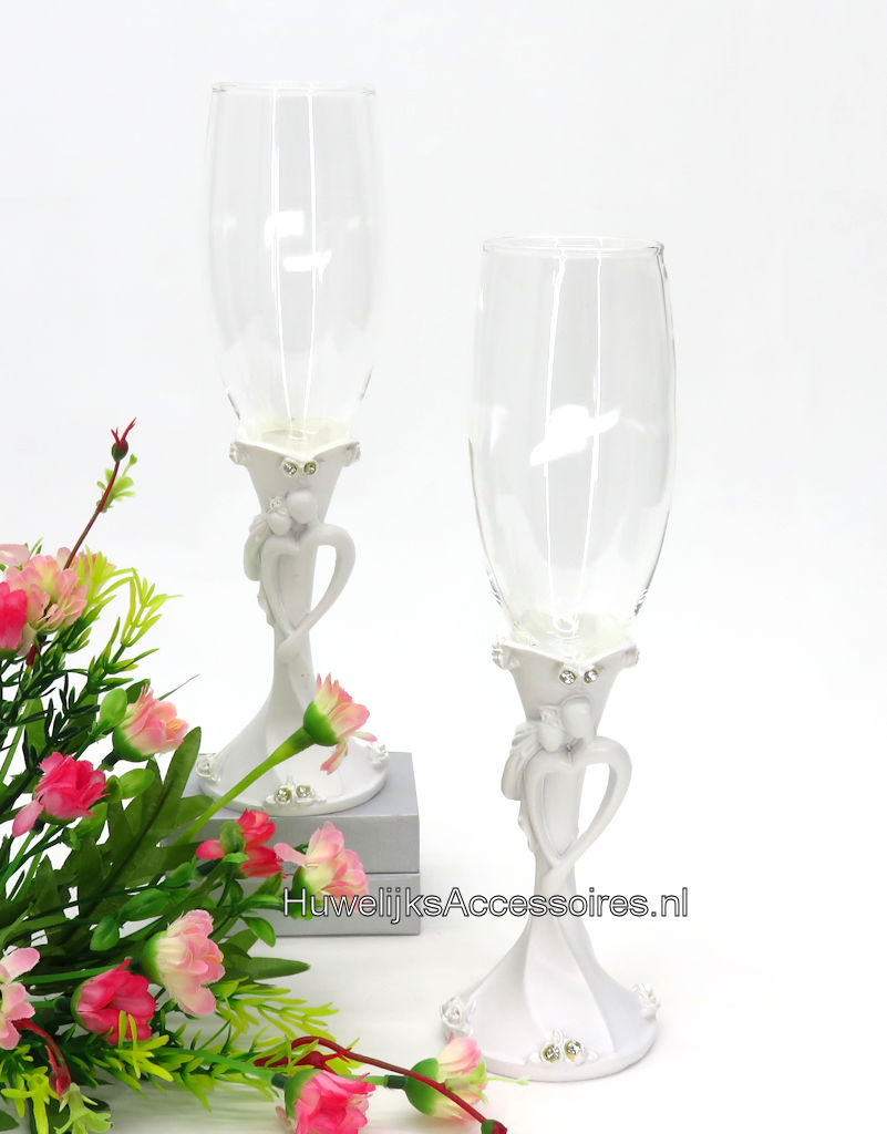 Bruiloft champagneglazen met witte bruidspaar