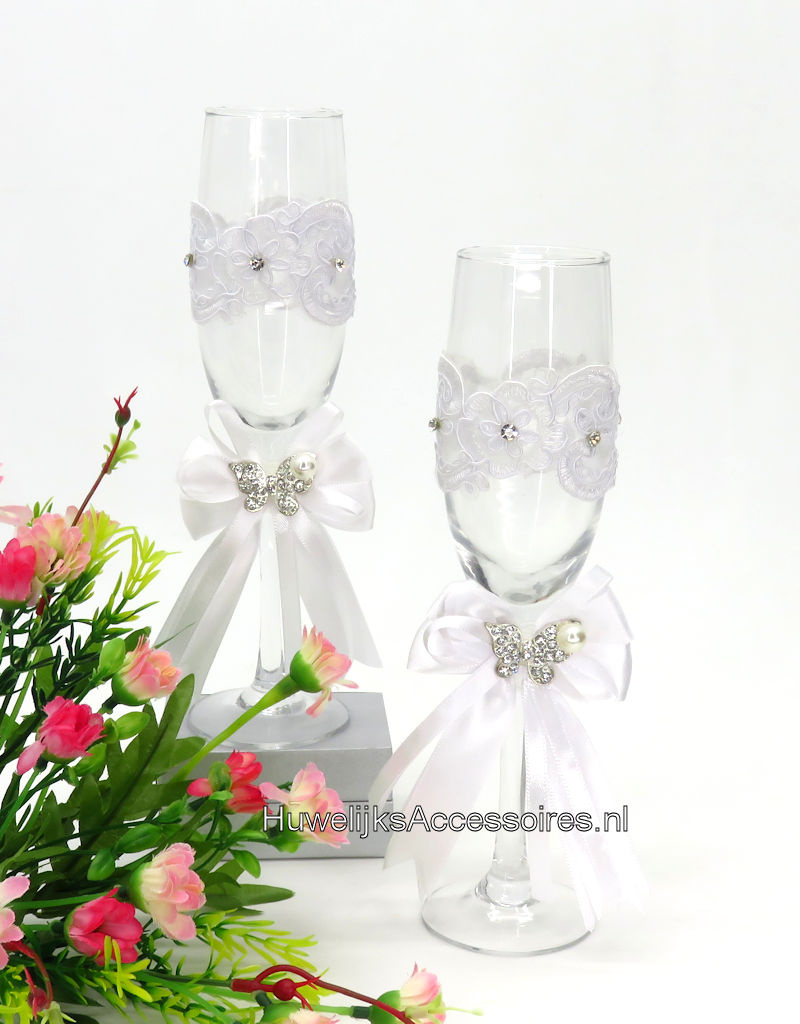 Bruiloft champagneglazen met strass en parel vlinders