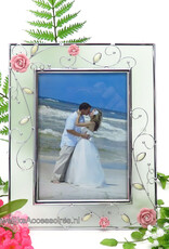 Huwelijks fotolijst versierd met rozen en kralen