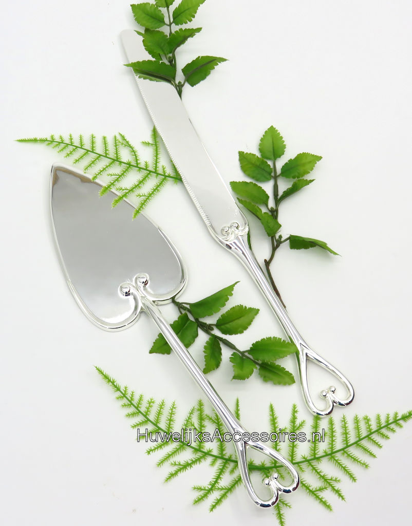 Prachtige bruidstaart schep en mes met harten