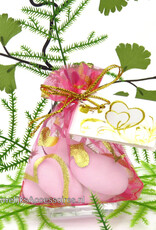 Fuchsia organza zakje met gouden hartjes en bruidssuiker