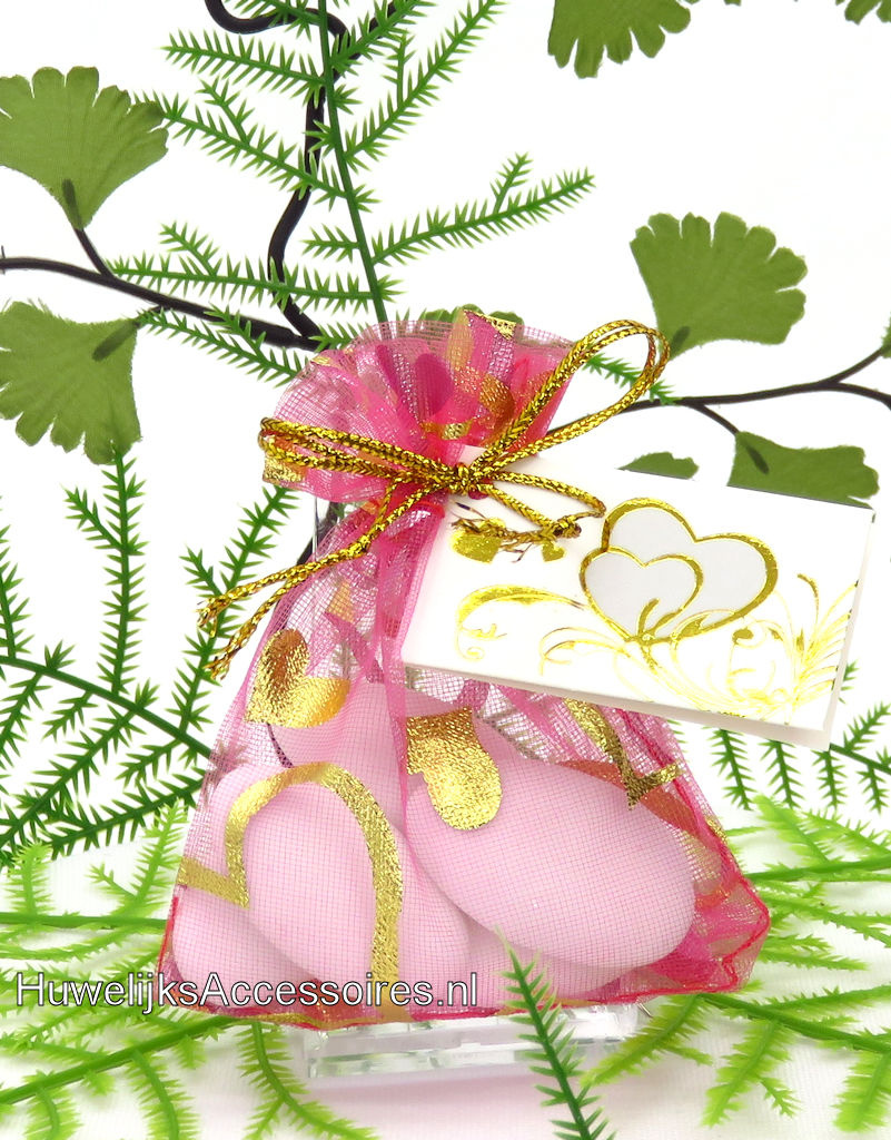 Fuchsia organza zakje met gouden hartjes en bruidssuiker