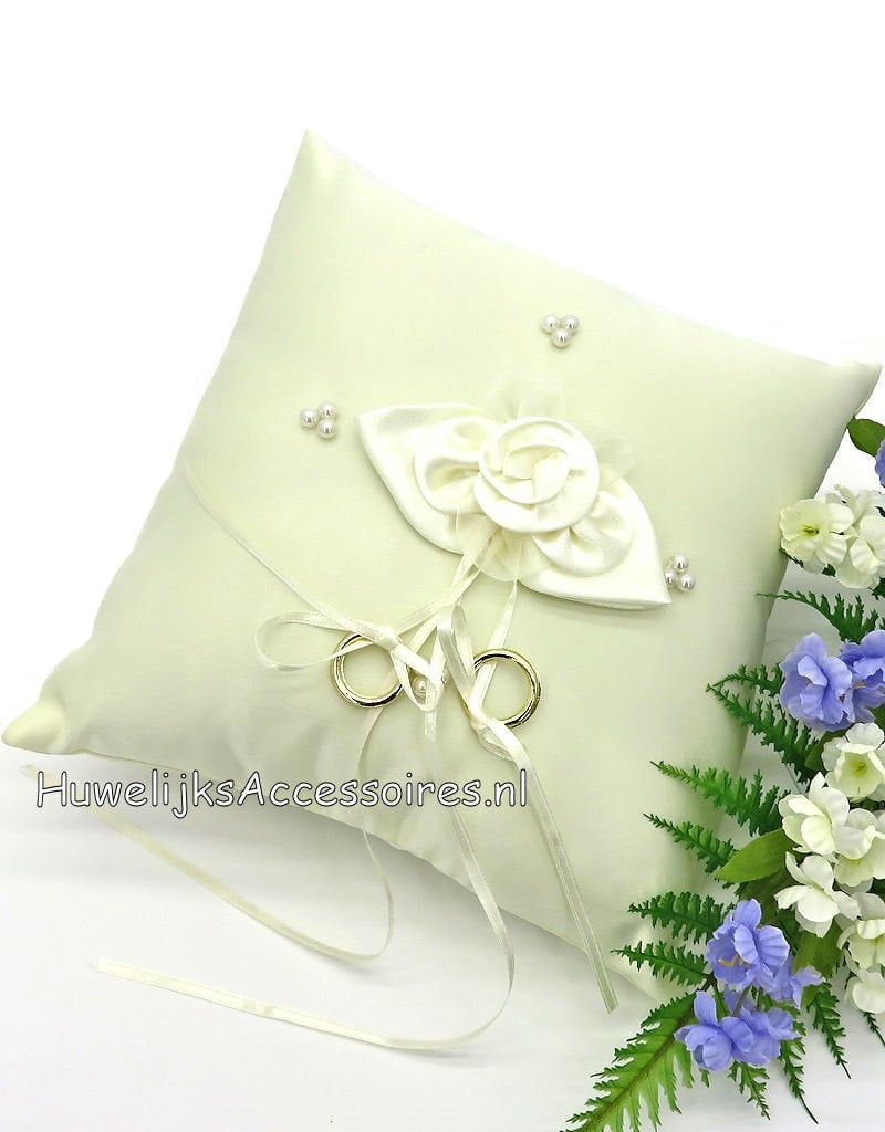 Mooie vierkantige satijnen bruids ringkussen ecru