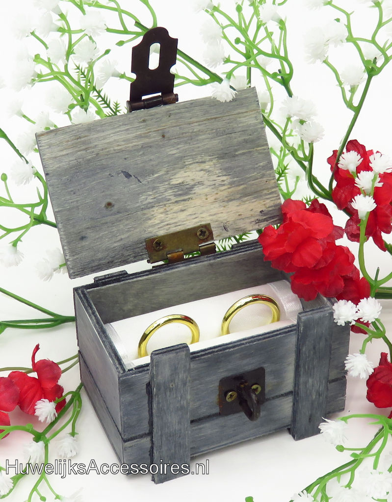 Oude houten vrachtkistje trouwringen doosje
