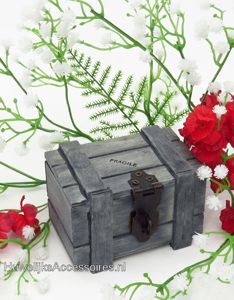 Oude houten vrachtkistje trouwringen doosje