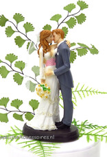 Schitterende kussende bruidspaar trouwtaart topper