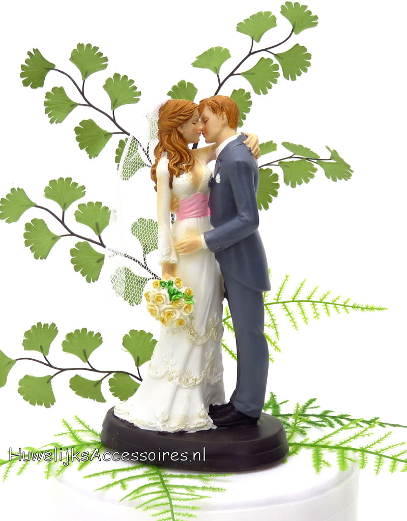 Schitterende kussende bruidspaar trouwtaart topper